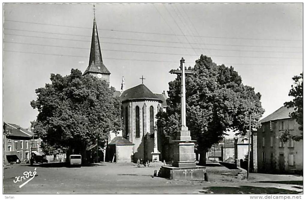 63 , MANZAT La Place De L'église , * 107 38 - Manzat