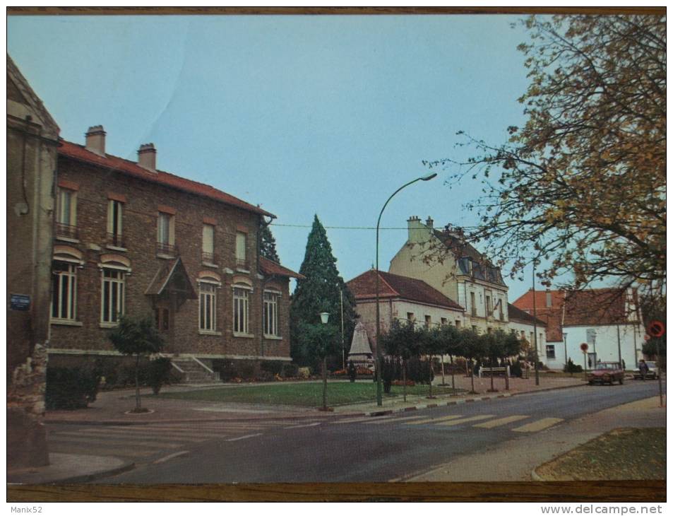 94 - VILLECRESNES - Les Ecoles Et La Mairie. (CPSM) - Villecresnes