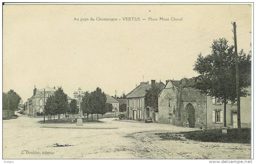 Dep 51 , Cpa VERTUS , Place Mont Chenil - Vertus