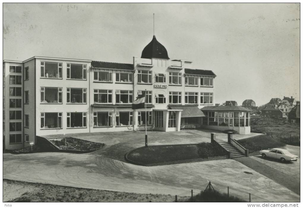 REAL PHOTO POSTCARD KLINIEK NOORDWIJK AAN ZEE NETHERLANDS HOLLAND  CARTE POSTALE CARS VOITURES FORD TAUNUS FIAT 500 - Noordwijk (aan Zee)