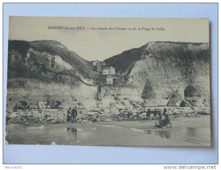 BERNEVAL-sur-MER -- Le Chemin Des Ciseaux Vu De La Plage De Sable **** EN ACHAT IMMEDIAT **** - Berneval