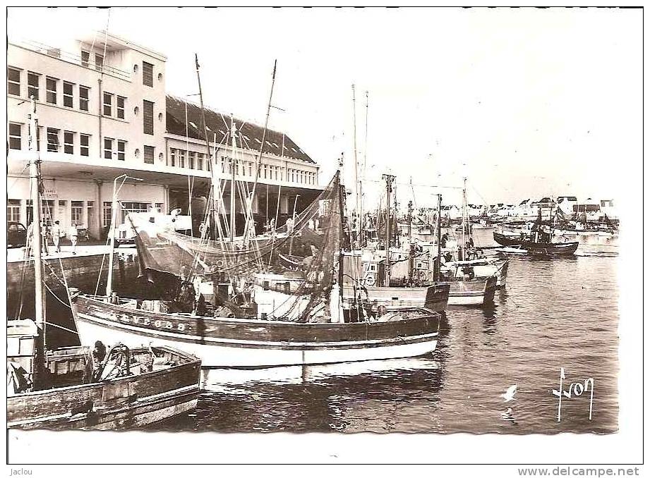 LE GUILVINEC LE PORT ,AVEC POSTE DE DOUANE (BEAU PLAN BATEAU PETITE ANIMATION) REF 21919 - Guilvinec