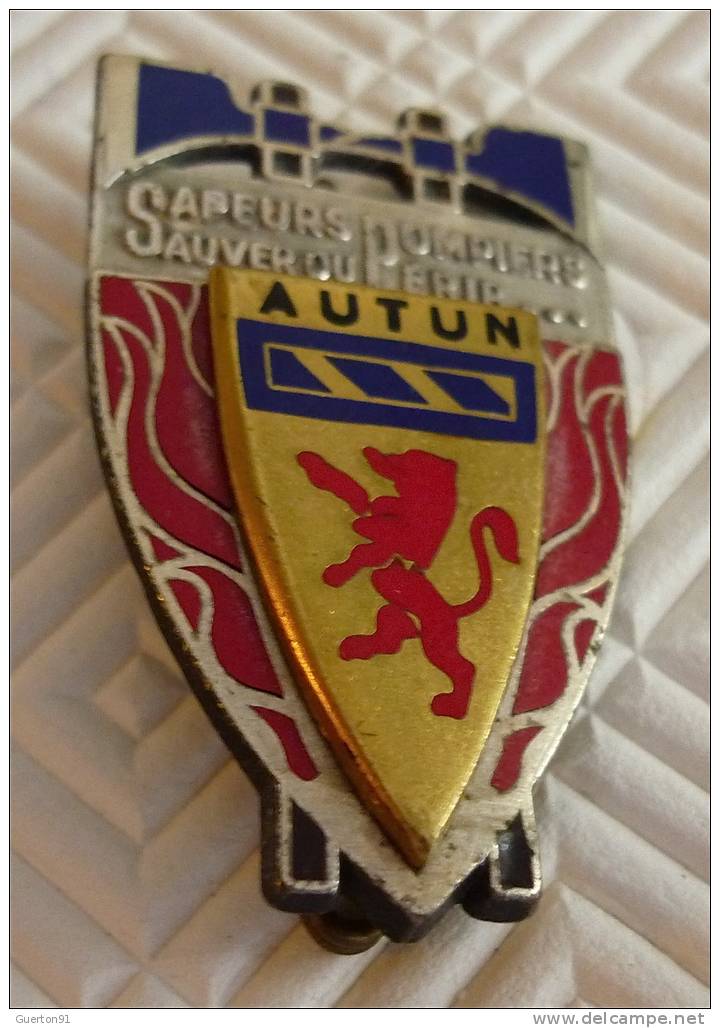 INSIGNE POMPIER " PUCELLE"  " AUTUN "  ( Paris Drago ) - Brandweer