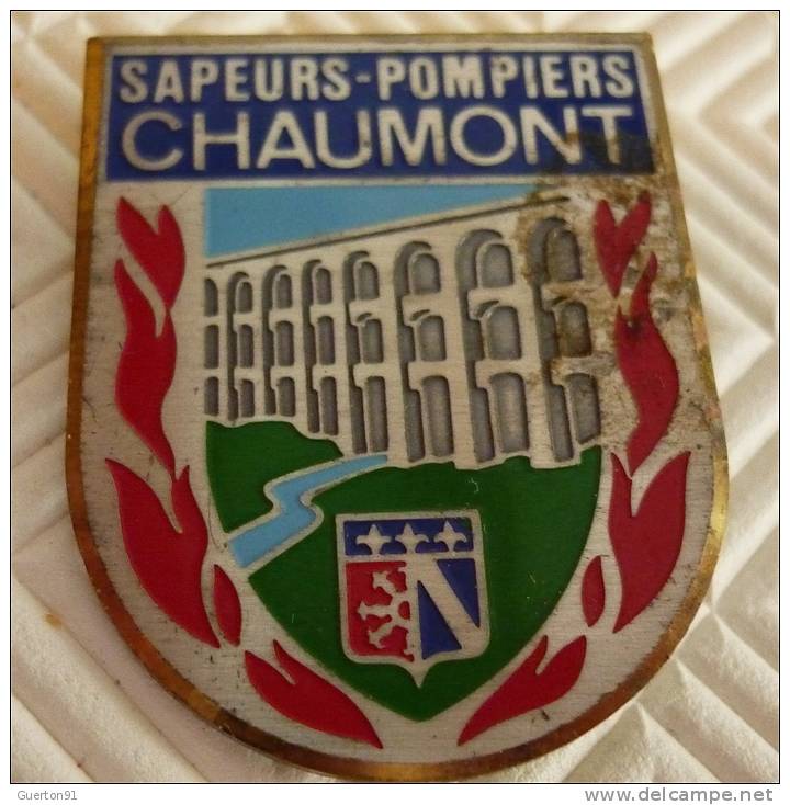 INSIGNE POMPIER " PUCELLE"  " CHAUMONT " - Firemen