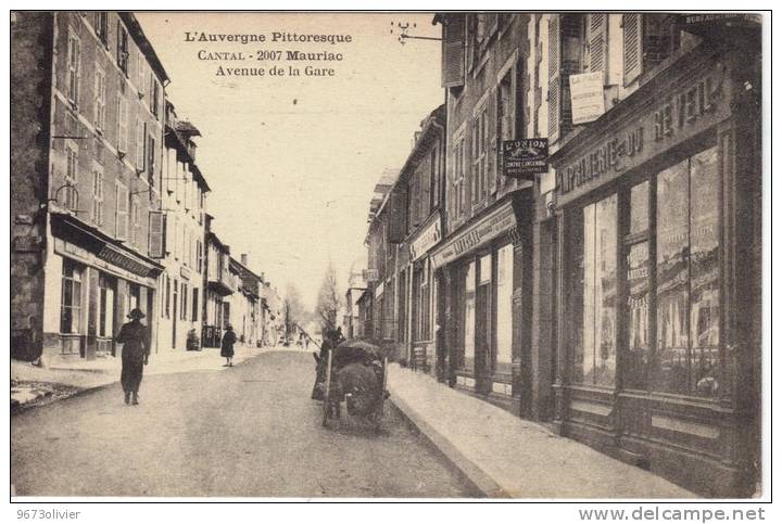 15 - MAURIAC : AVENUE DE LA GARE. - Mauriac