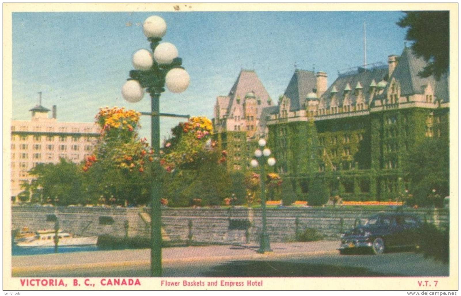 Canada – Victoria B.C., Flower Baskets And Empress Hotel 1950s Unused Postcard [P4408] - Victoria