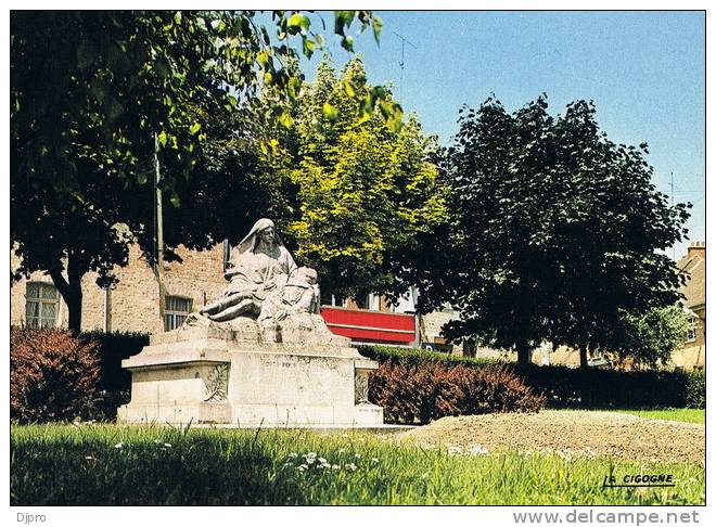 Bavay   Le Monument  Aux Morts - Bavay