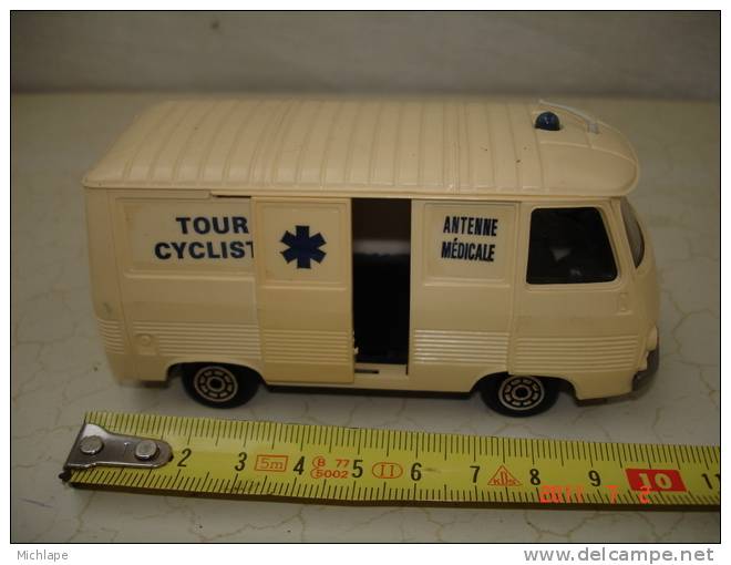 N°5 CAMION J7 PEUGEOT NOREV TOUR CYCLISTE  ETAT NEUF 11X5,5cm PARFAIT ETAT - Jouets Anciens