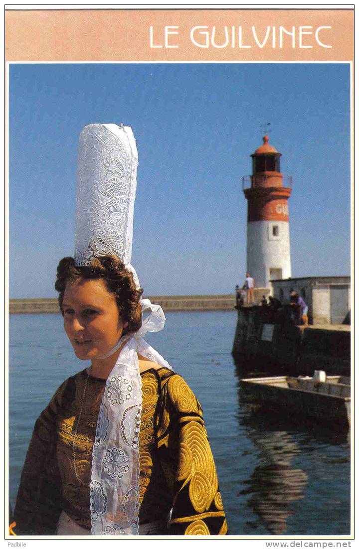 Carte Postale 29. Guilvinec  Jeune Fille En Costume Et Le Phare Trés Beau Plan - Guilvinec