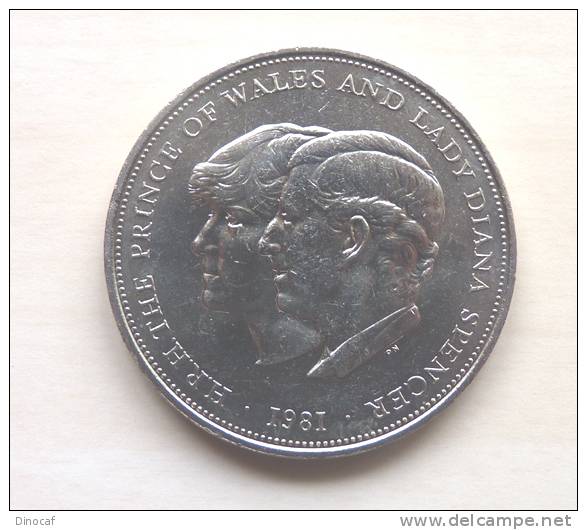 1981 Commemorative Crown Coin For The Royal Wedding,  Between Charles, Prince Of Wales And Lady Diana Spencer. - Royaux/De Noblesse