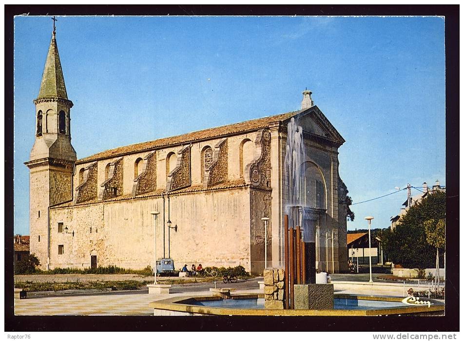 CPM MORIERES LES AVIGNON Place De La Liberté : L'Eglise - Morieres Les Avignon