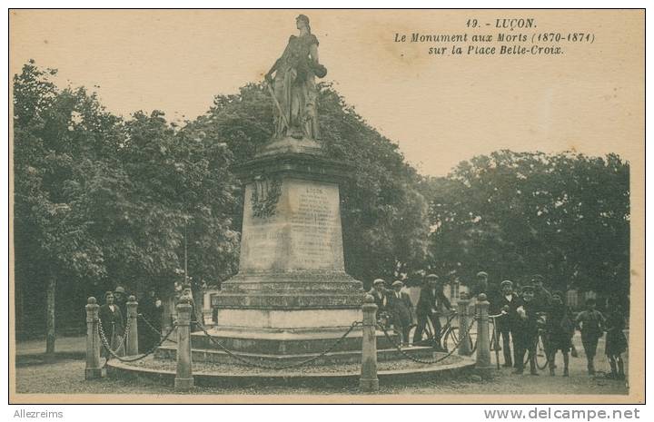 CPA 85 : LUCON    Le Monument  Trés Animé       VOIR  DESCRIPTIF  §§§§§ - Lucon