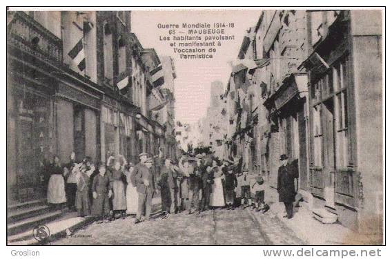 MAUBEUGE 65 GUERRE MONDIALE 14 18 LES HABITANTS PAVOISANT ET MANIFESTANT A L'OCCASION DE L'ARMISTICE - Maubeuge