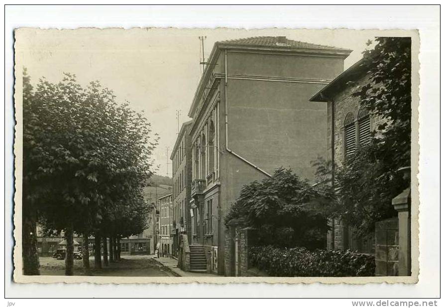 69 - PONTCHARRA SUR TURDINE . ( SUR LA PLACE DE L'EGLISE, LA MAIRIE ET UNE PARTIE DE LA CURE ). - Pontcharra-sur-Turdine