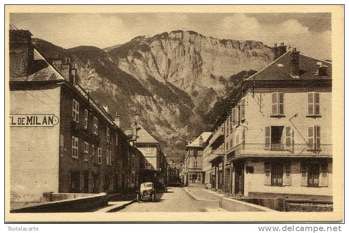 CPA 38 BOURG D OISANS L AVENUE DE BRIANCON ET LA MONTAGNE VILLARDS - Bourg-d'Oisans