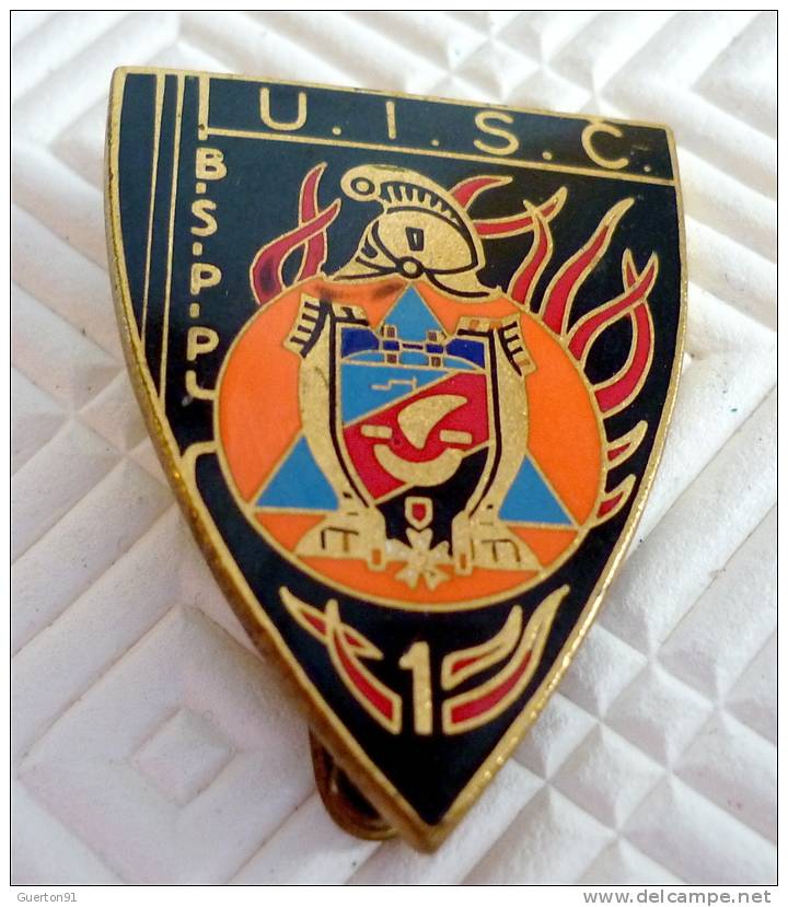 INSIGNE POMPIER " PUCELLE"      ( Drago  )   U . I . S . C  - - Feuerwehr