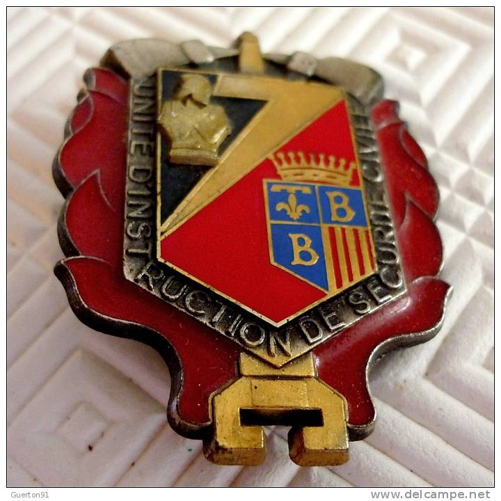 INSIGNE POMPIER " PUCELLE"    ( BRIGNOLLES Var) - Brandweer