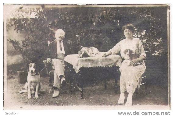 HERBAULT (LOIR ET CHER) ? CARTE PHOTO D'UN COUPLE DE CHASSEURS AVEC LEURS CHIENS 1921 - Herbault