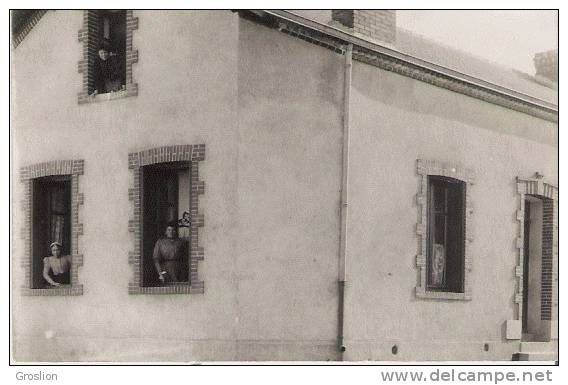 LA MONTAGNE (LOIRE ATLANTIQUE) ? CARTE PHOTO AVEC PERSONNAGES A LA FENETRE D'UNE MAISON - La Montagne