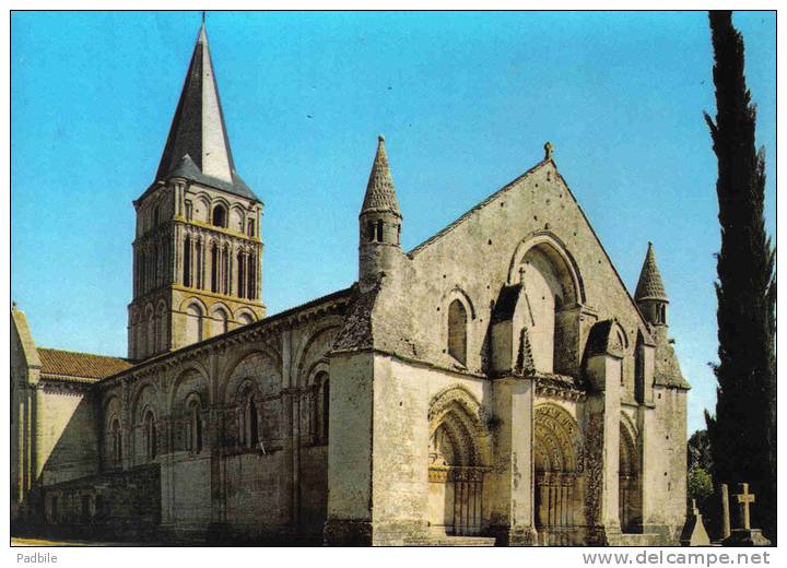 Carte Postale 17. Aulnay  Et Son église Trés Beau Plan - Aulnay