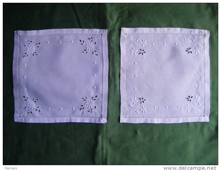 Lot De 2 Napperons Carres 24x24 Cm Environ Decor De Fleurs Brodee  Muguet - Tischdecken/Servietten