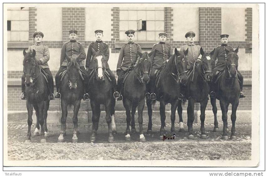 Wolfenbüttel Soldaten Gruppenporträt Zu Pferd Vor Der Kaserne Feldartillerie Regiment 46 Feldpost 11.5.1917 - Wolfenbuettel