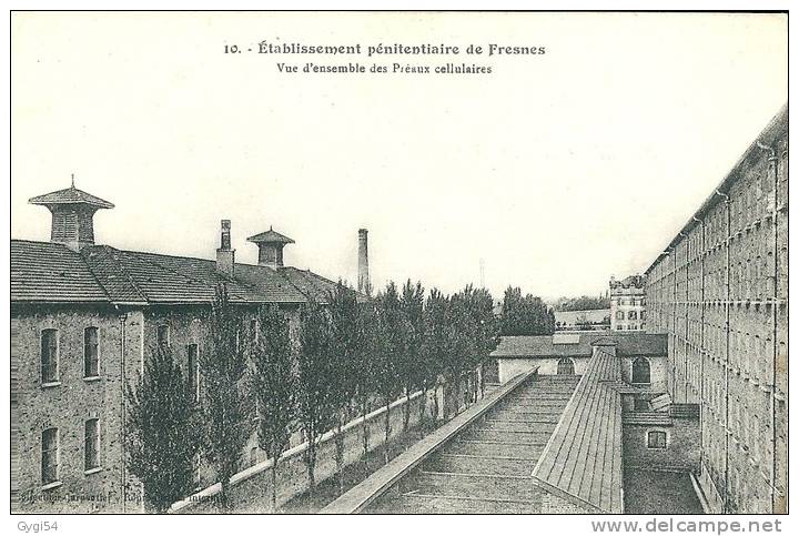 ETABLISSEMENT PENITENTIAIRE DE FRESNES (94) - VUE D'ENSEMBLE DES PREAUX CELLULAIRES - - Fresnes