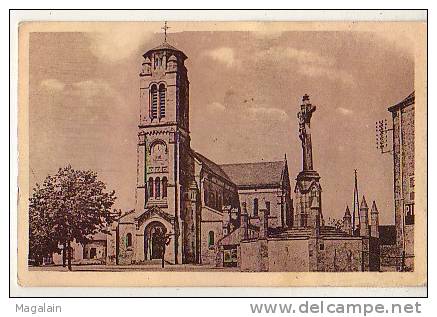 Les Lucs Sur Boulogne : La Place De L'église - Les Lucs Sur Boulogne