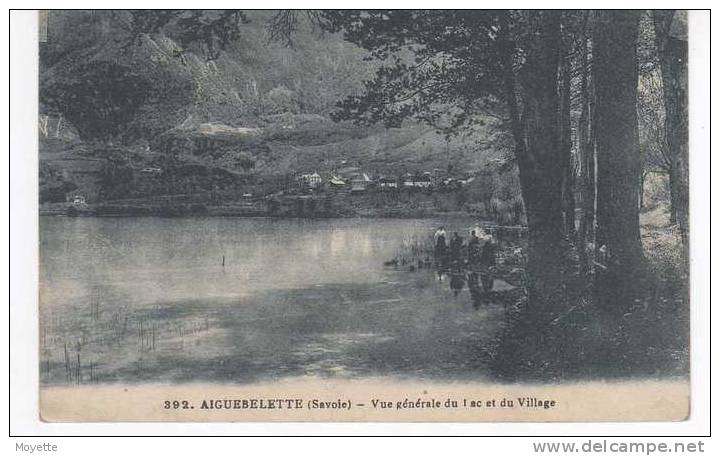 CPA-73-AIGUEBELETTE-1923-VUE GENERALE DU LAC ET DU VILLAGE-ANIMEE-PERSONNAGES AU BORD DE L'EAU - Aiguebelle