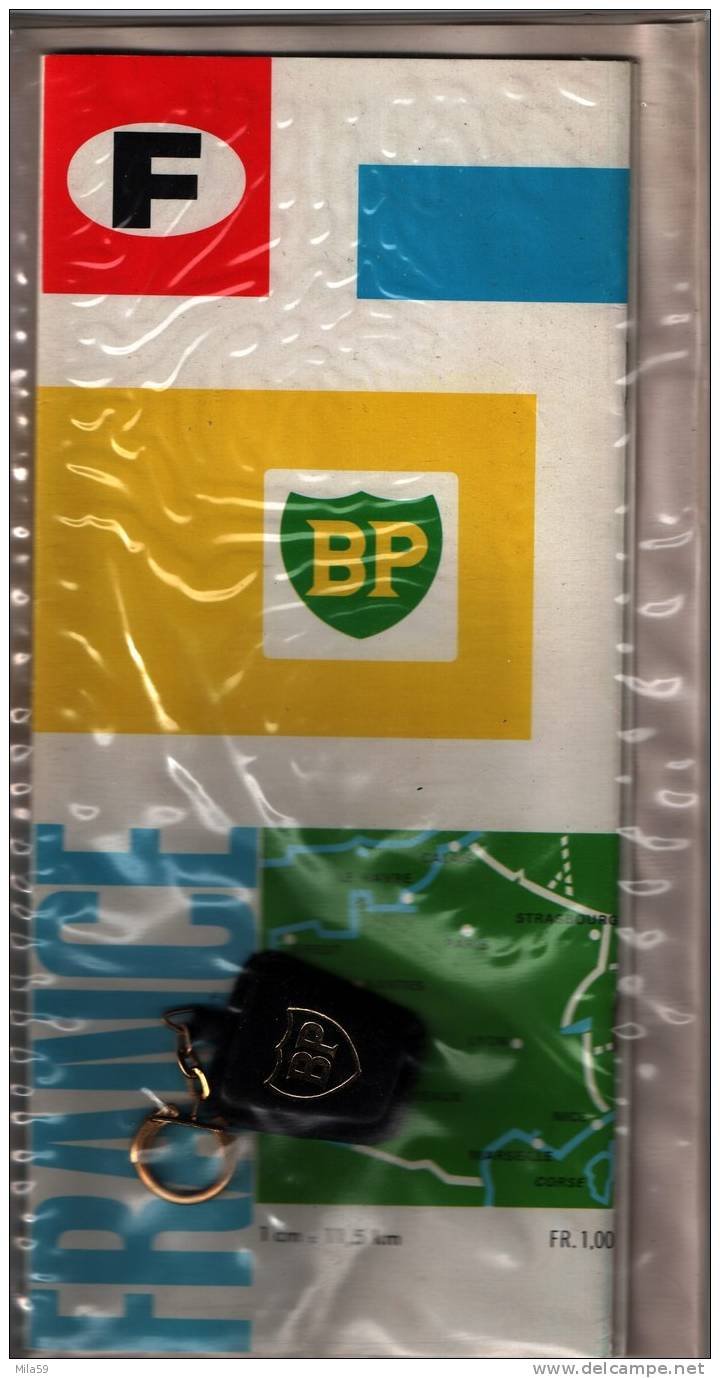 Carte BP Dans Sa Pochette Avec Un Porte Cléf Et Un Carnet De Bord. - Cartes Routières