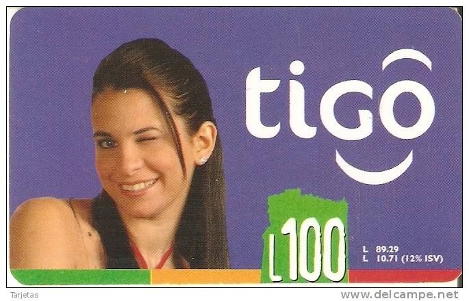 TARJETA DE HONDURAS DE 100 LEMPIRAS  DE TIGO  - CHICA GUIÑANDO EL OJO - Honduras