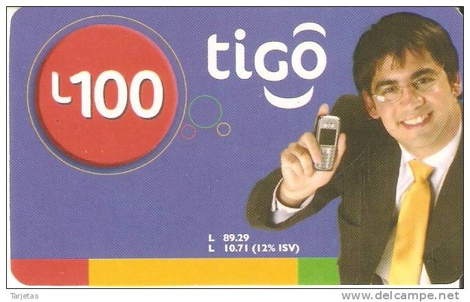 TARJETA DE HONDURAS DE 100 LEMPIRAS  DE TIGO  - HOMBRE CON MOVIL - Honduras