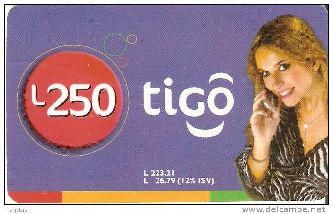 TARJETA DE HONDURAS DE 250 LEMPIRAS  DE TIGO  - CHICA CON MOVIL - Honduras