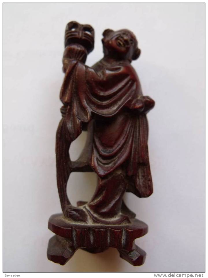 STATUETTE - CHINE - BOIS - SERVANT - PORTEUR D´OFFRANDE - COULEUR ROUGE - HAUTEUR 8 CM - Arte Asiatica