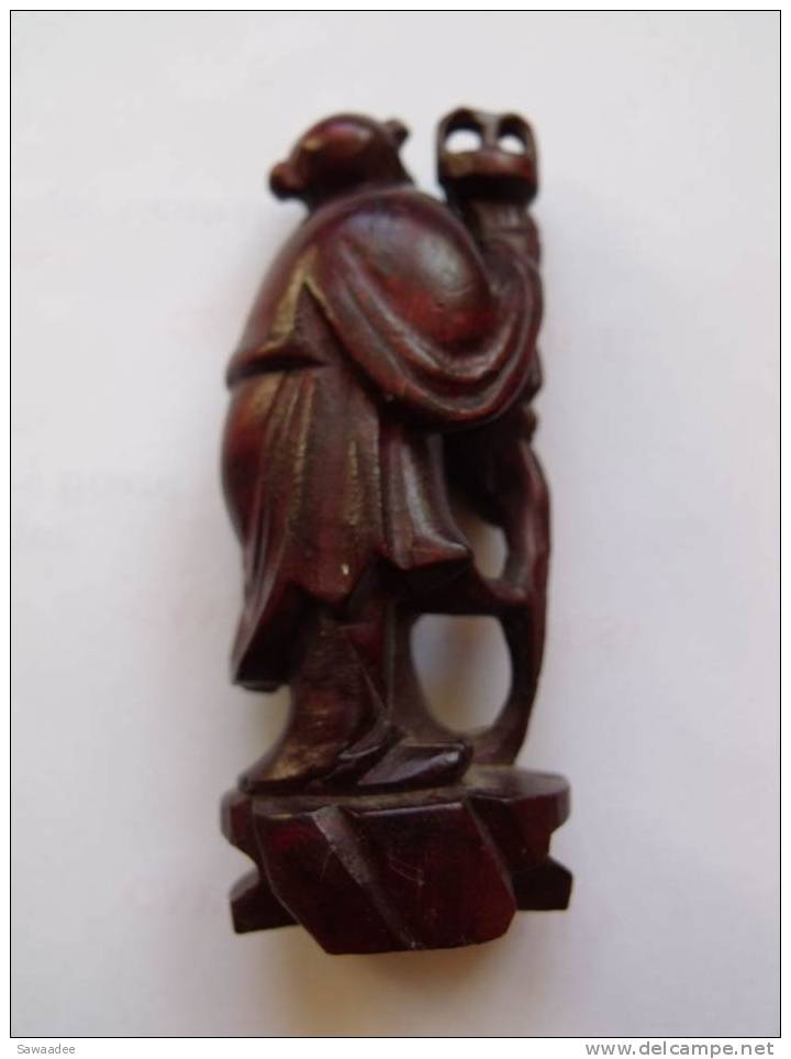 STATUETTE - CHINE - BOIS - SERVANT - PORTEUR D´OFFRANDE - COULEUR ROUGE - HAUTEUR 8 CM - Art Asiatique