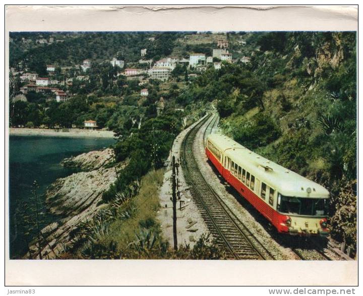 Element Automoteur De 425 Ch Aux Environs De Roquebrune-Cap-Martin (ligne Marseille-Nice) - Treinen