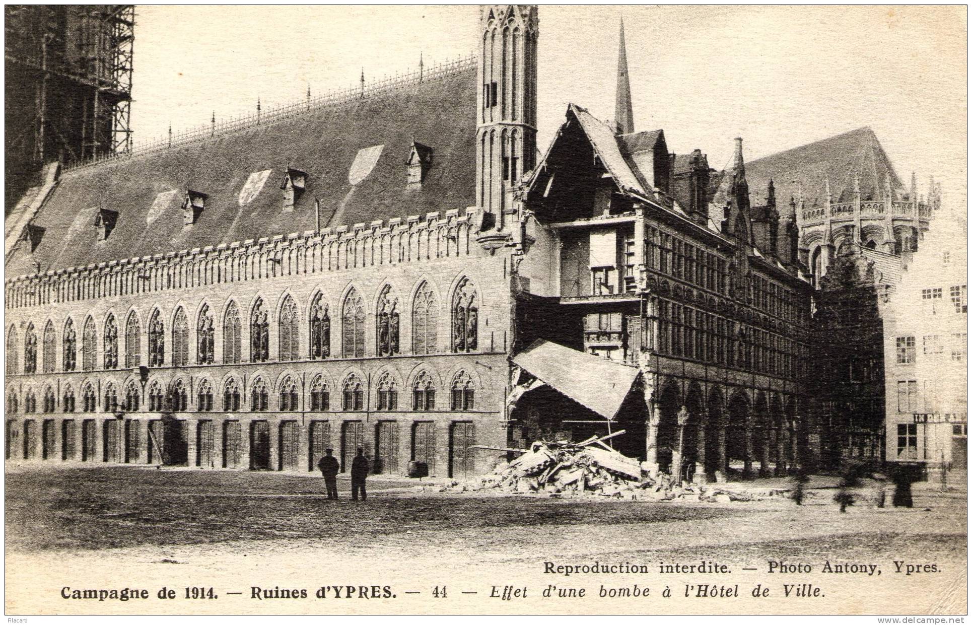 17784    Belgio,  Campagne De 1914, Ruines D"Ypres,  Effet D"une Bombe A L"Hotel De Ville,  NV  (scritta) - Ieper