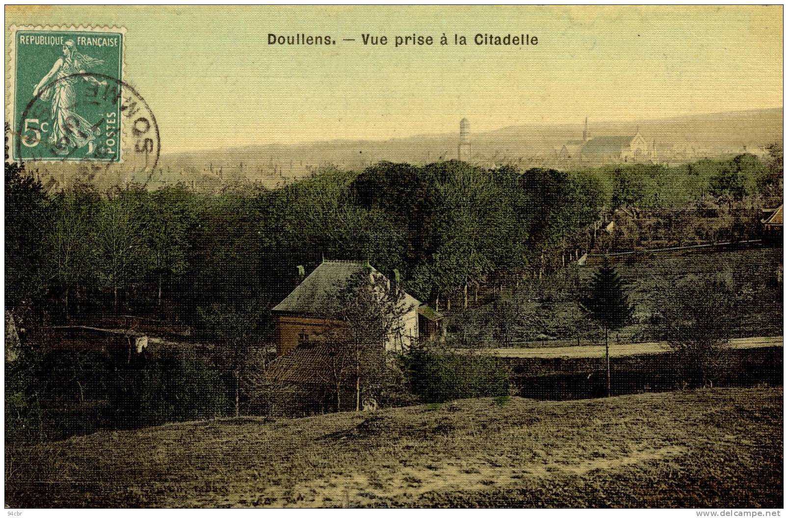 CPA (80) DOULLENS Vue Prise De La Citadelle (edition Toilée) Leger Defaut Bord Bas - Doullens