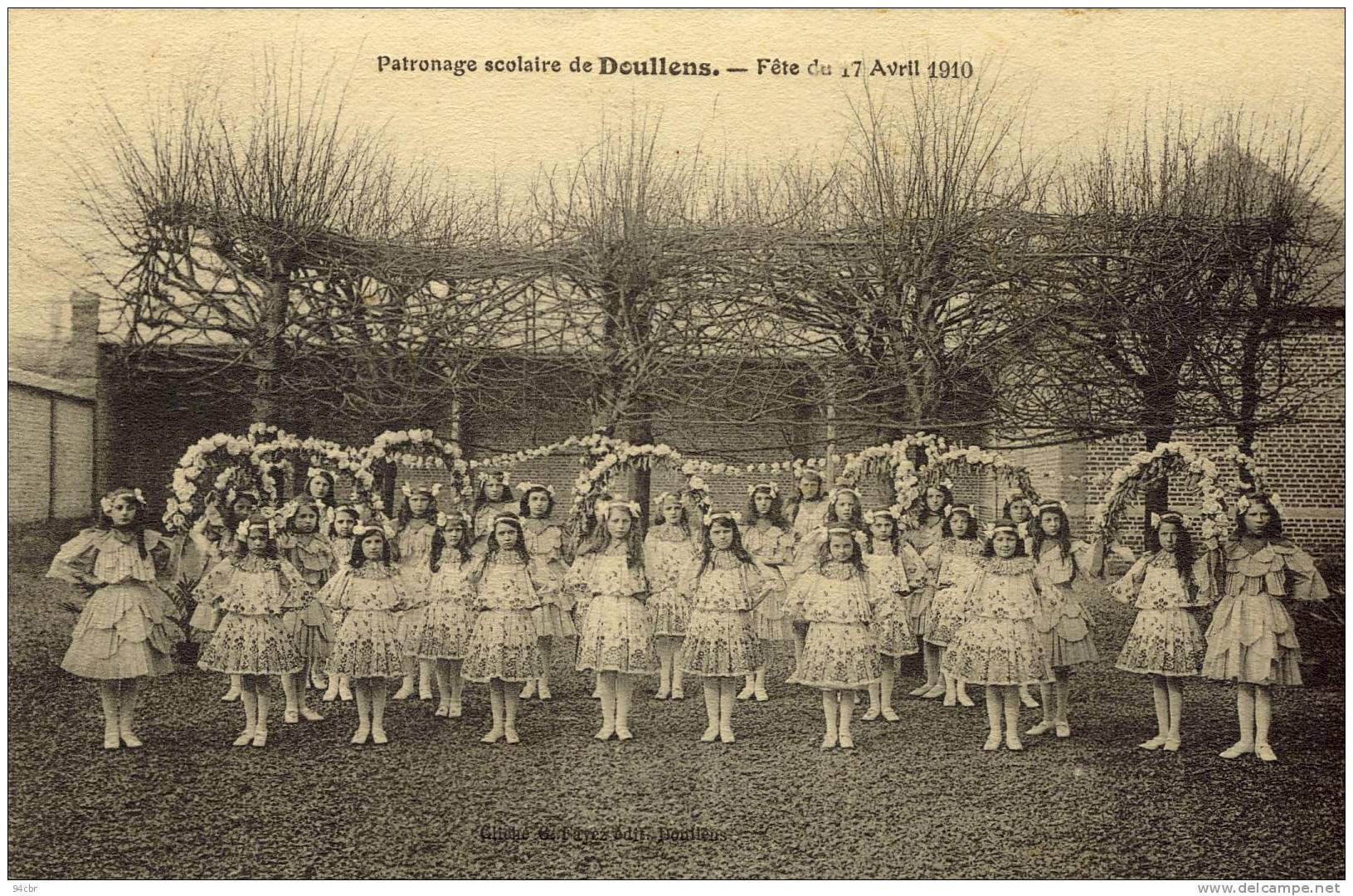 CPA (80) DOULLENS   Patronage Scolaire Fete Du 17 Avril 1910 - Doullens