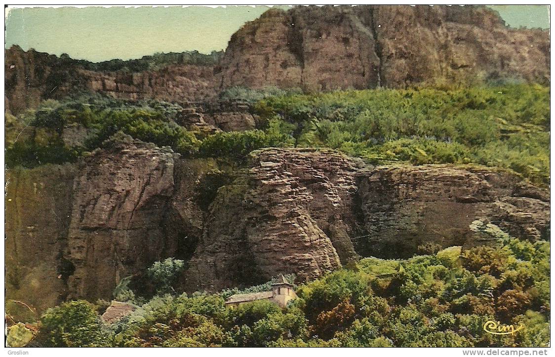 LE MUY  - LES ROCHERS ET LA CHAPELLE DE NOTRE DAME DE LA ROQUETTE - Le Muy