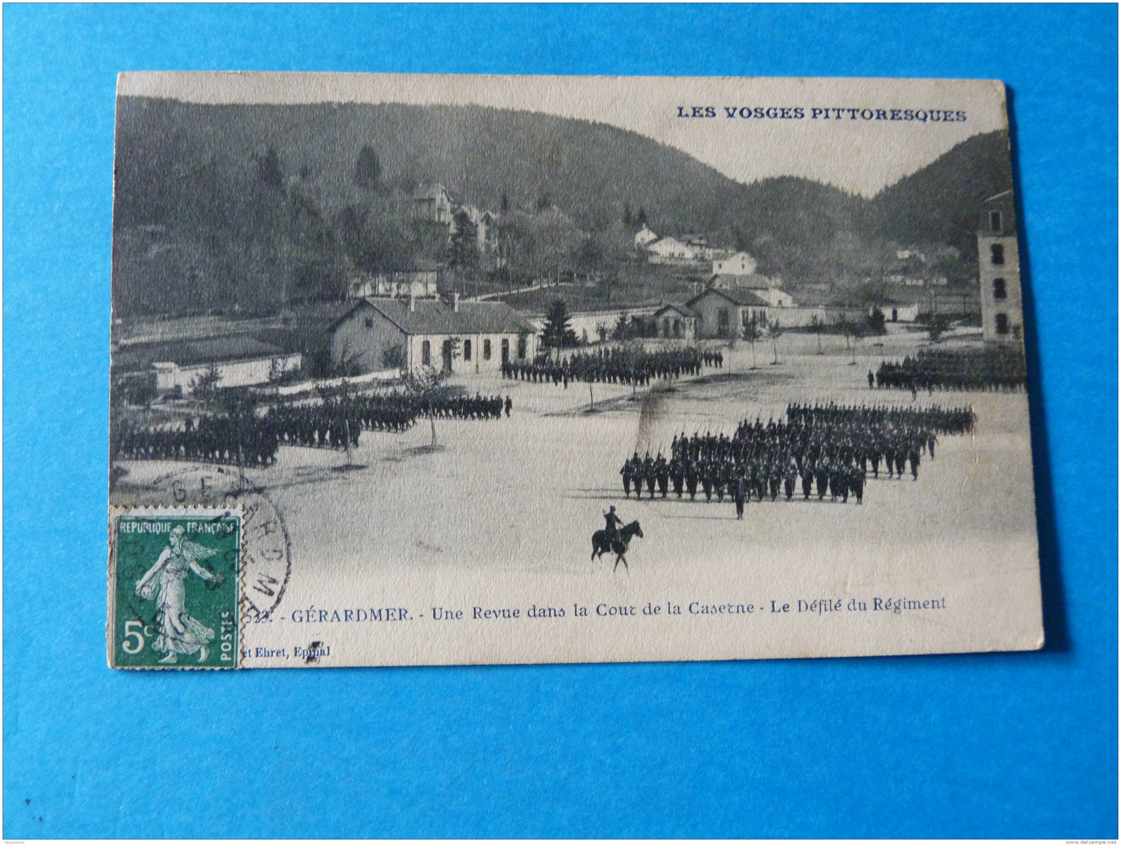 GERARDMER     UNE REVUE DANS LA COUR DE LA CASERNE - Gerardmer