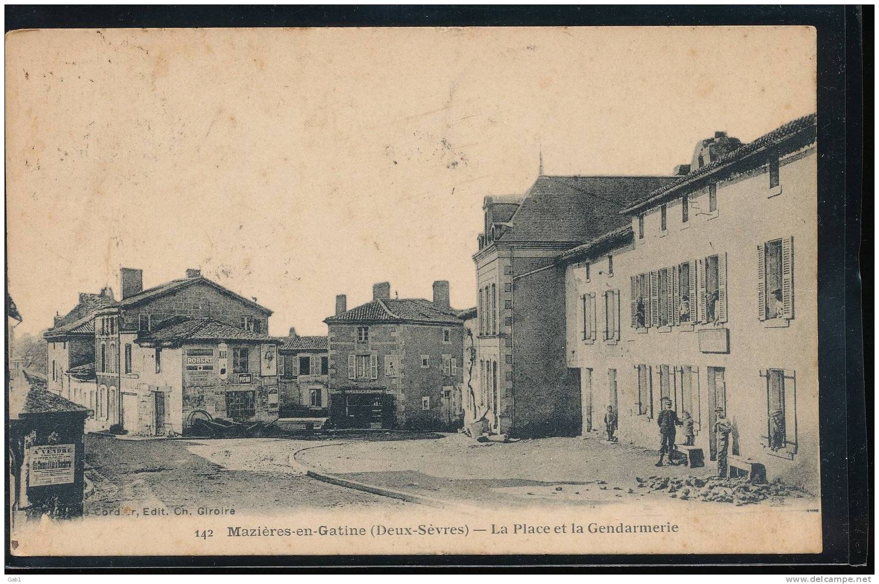 79 --- Mazieres - En - Gatine --- La Place Et La Gendarmerie - Mazieres En Gatine