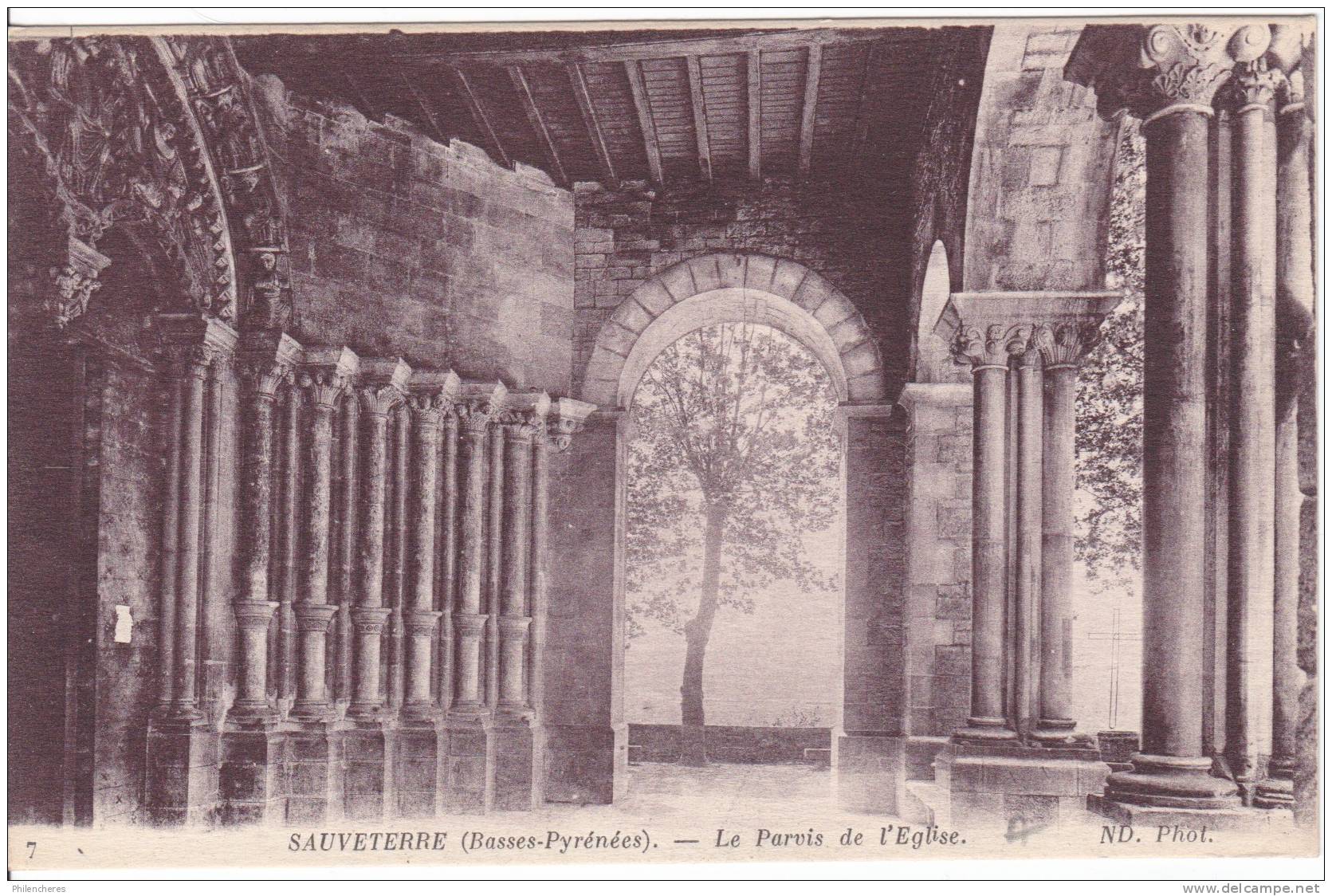 CPA - (64) Sauveterre De Béarn - Le Parvis De L'église - Sauveterre De Bearn