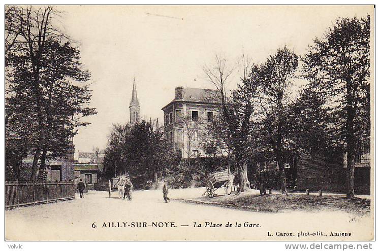 - 80 - AILLY-sur-NOYE - La Place De La Gare - - Ailly Sur Noye