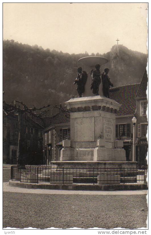 Poligny - Monument Travot -au Fond La Croix Du Dan - Poligny