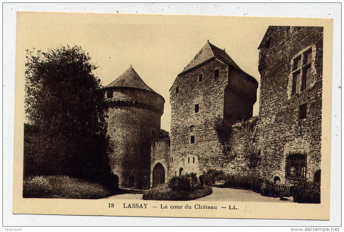 Q30 - LASSAY - La Cour Du Château - Lassay Les Chateaux