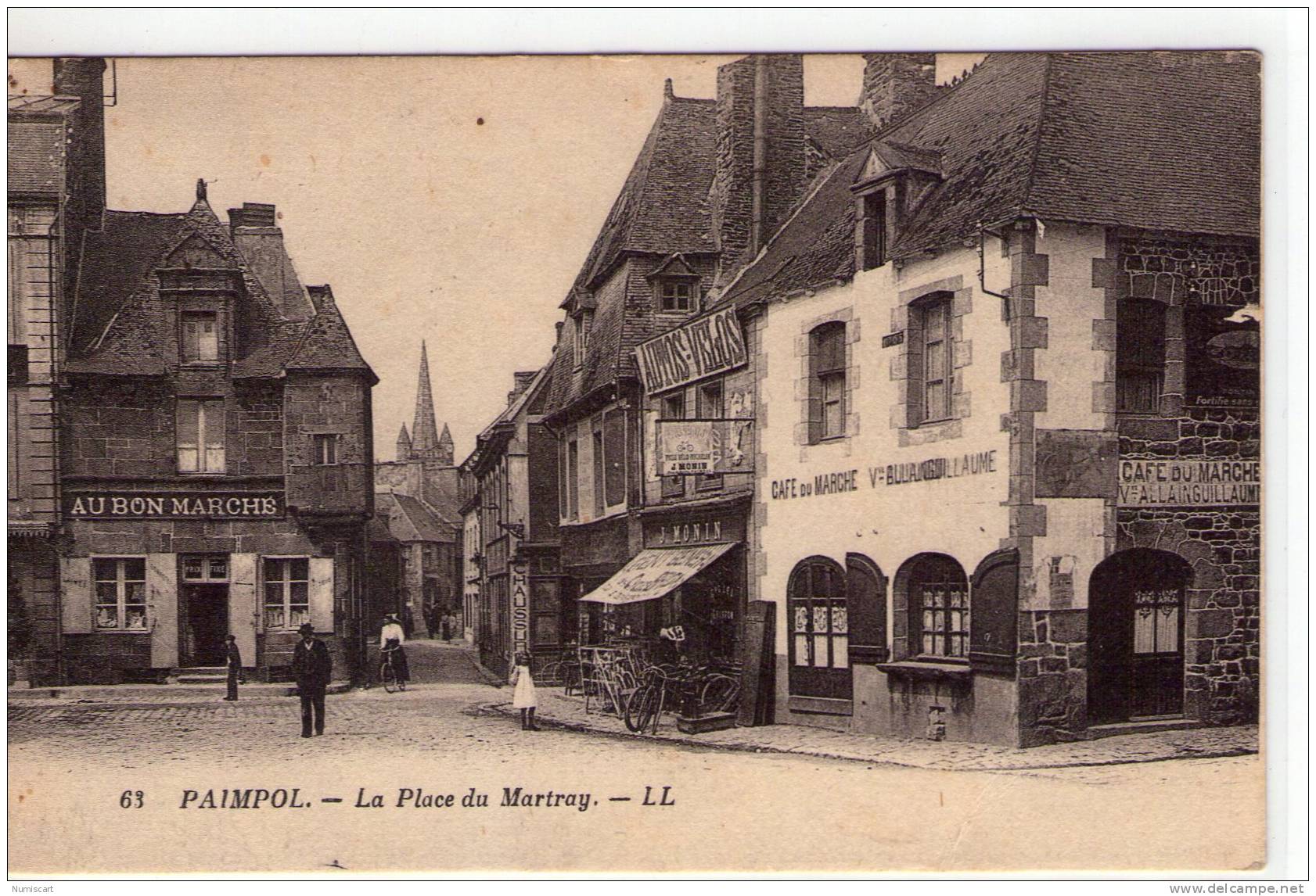 Paimpol..animée..la Place Du Martray..commerces..café Du Marché.."Au Bon Marché" - Paimpol