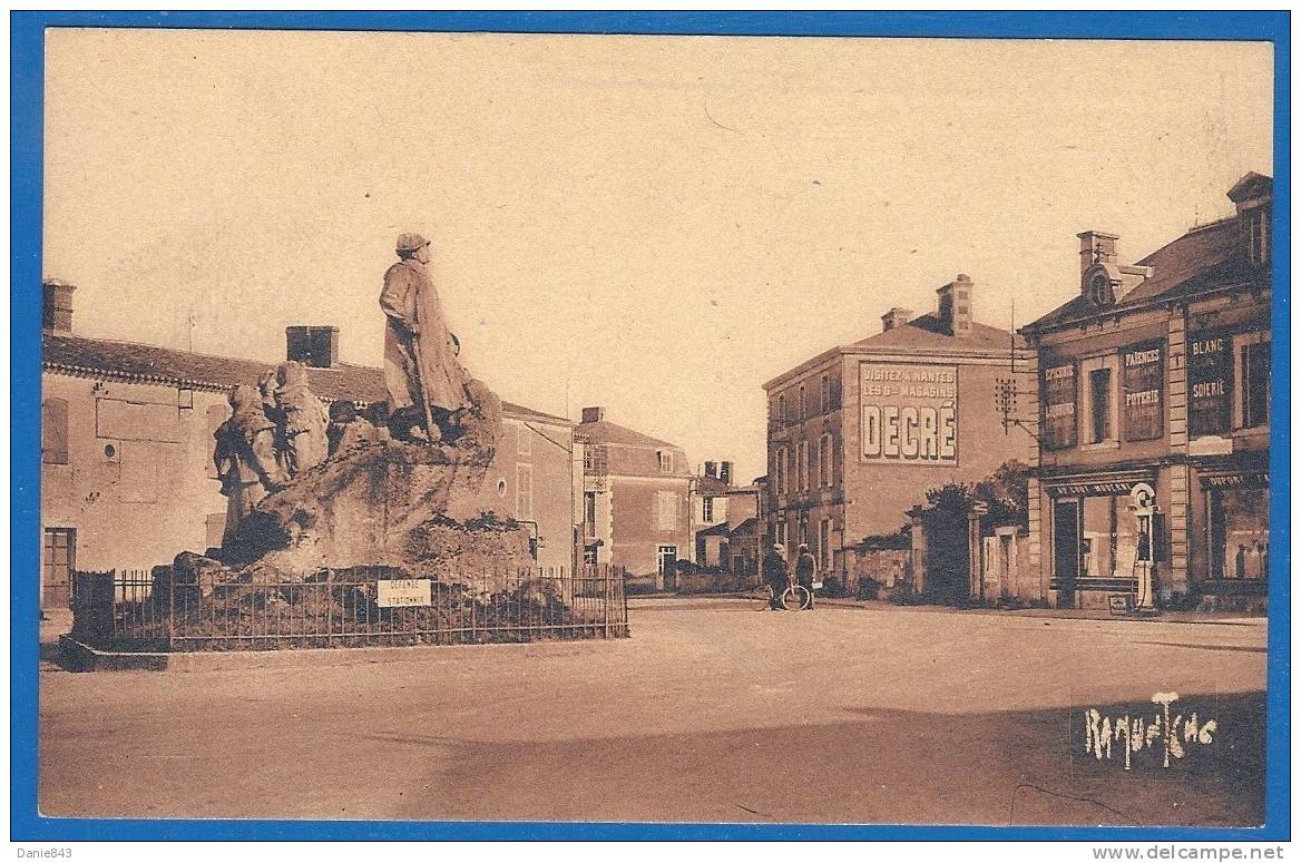 CPA - VENDEE - SAINTE HERMINE - STATUE ET PLACE G. CLEMENCEAU - Animation, Commerce, Pompe à Essence - RAMUNTCHO/7579 - Sainte Hermine