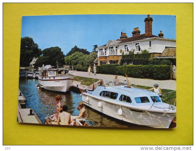 Marlow Lock,boat SALGAR - Buckinghamshire