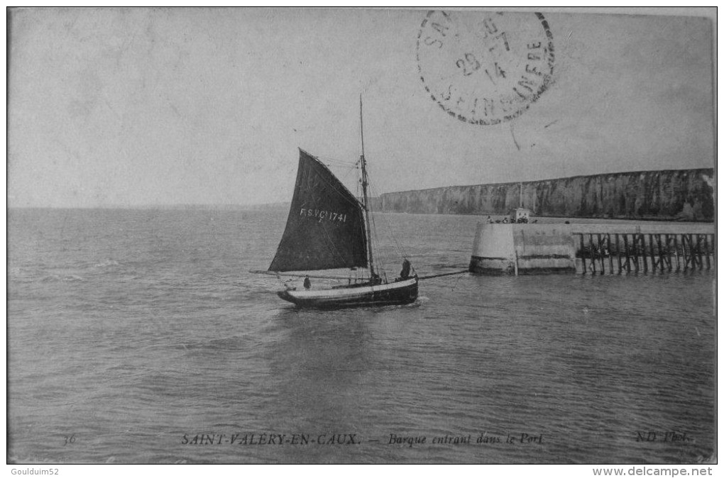 Barque Entrant Dans Le Port - Saint Valery En Caux